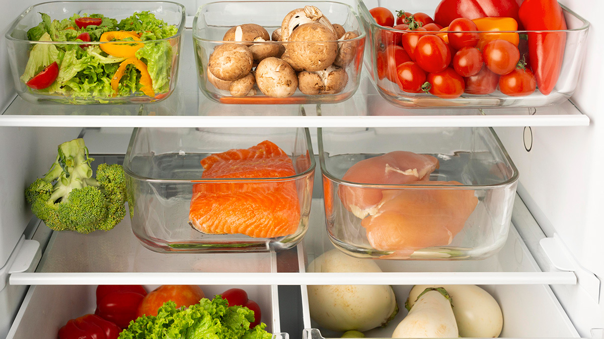 Färska matvaror och grönsaker i ett kylskåp