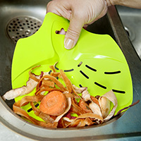 Skal från grönsaker i en vask. 