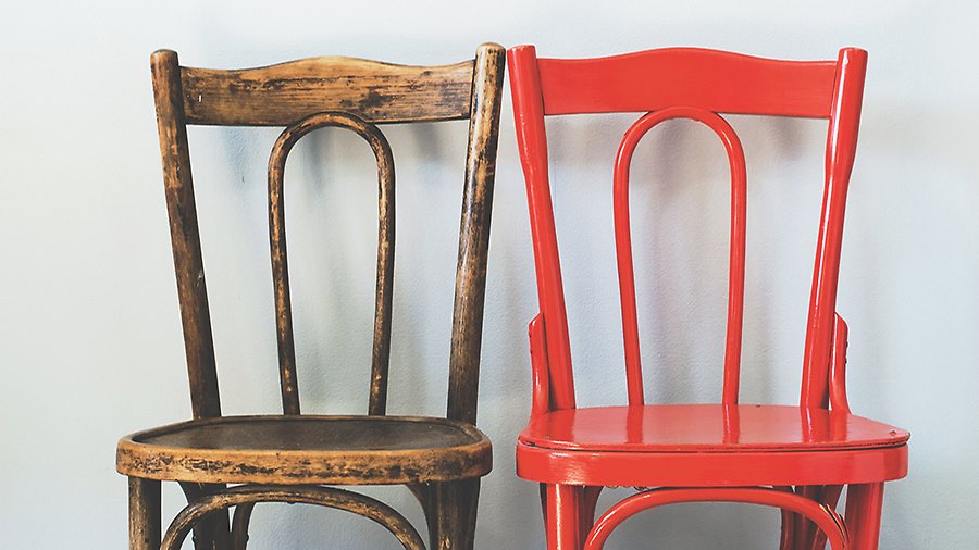Två likadana stolar. En är gammal och sliten. Den andra är nymålad. 