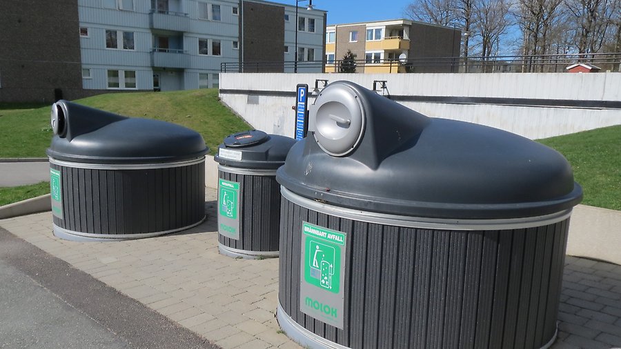 Undermarksbehållare för sopor i ett bostadsområde. 